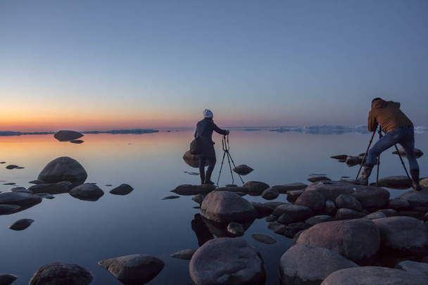 photographers on the Gulf of Finland shoot the sunset. Russia - Φωτογραφία, εικόνα