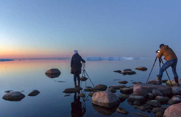 fotografen op de Finse Golf schieten de zonsondergang. Rusland - Foto, afbeelding