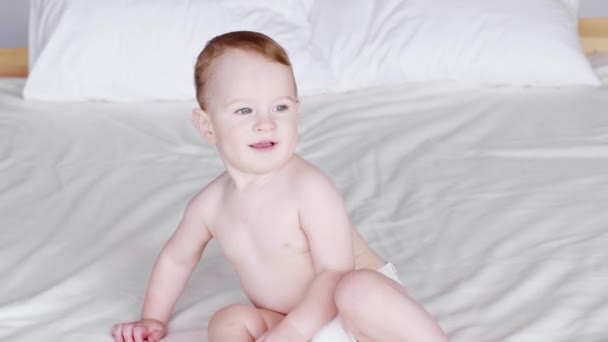 Αγόρι μωρό που μπουσουλάει στο κρεβάτι  - Πλάνα, βίντεο
