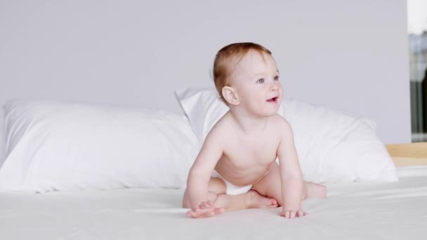 寝室で歩いている男の子の赤ちゃん  - 映像、動画