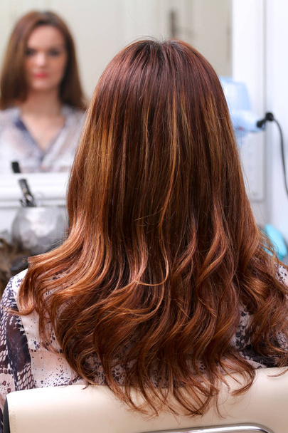 Дівчина в салоні краси з її рудим волоссям
 - Фото, зображення