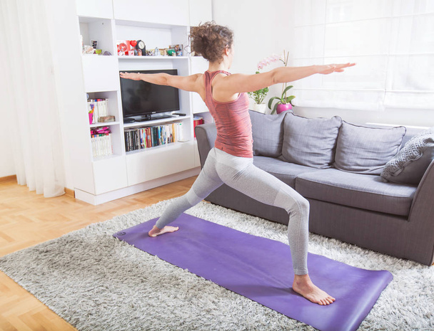 mujer practicando yoga  - Foto, imagen