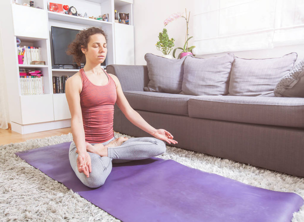 vrouw praktizerende yoga en meditatie - Foto, afbeelding