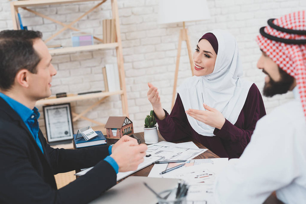 Arab woman in hijab communicating with realtor in real estate agency - Zdjęcie, obraz