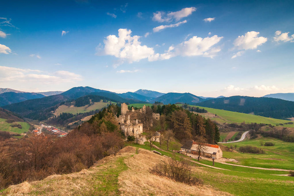 Krajobraz wokół ruin zamku Sklabiňa, Słowacja. - Zdjęcie, obraz