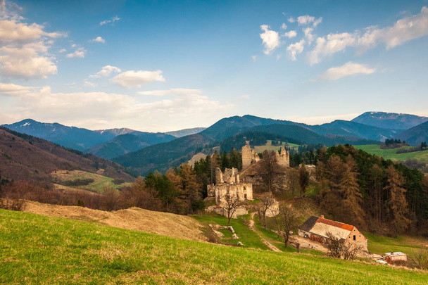 Paysage autour des ruines du château de Sklabina, Slovaquie
. - Photo, image