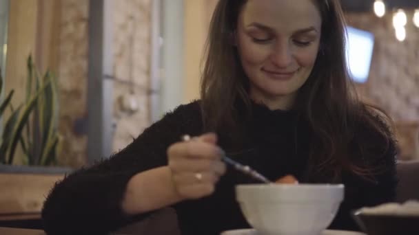 Ελκυστική γυναίκα τρώει νόστιμη σούπα στο καφέ. - Πλάνα, βίντεο