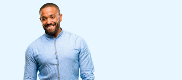 Uomo afroamericano con la barba fiducioso e felice con un grande sorriso naturale cercando lato isolato su sfondo blu
 - Foto, immagini