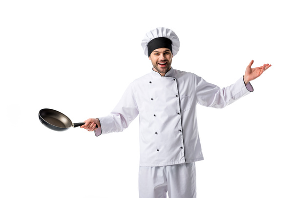портрет улыбающегося молодого шеф-повара в униформе с сковородкой, изолированной на белом
 - Фото, изображение