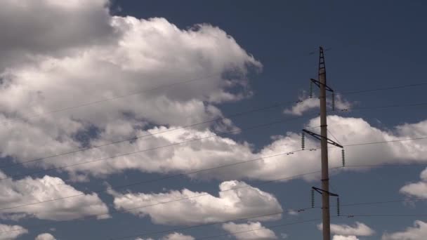 elektromos vezeték a kék ég ellen - Felvétel, videó