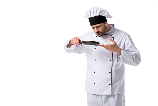 πορτρέτο του νεαρό σεφ με τηγάνι που απομονώνονται σε λευκό - Φωτογραφία, εικόνα