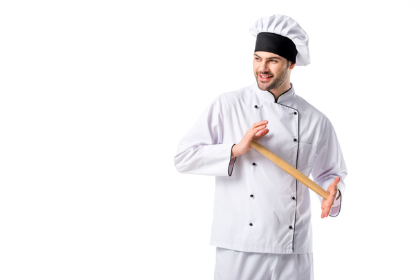 chef sonriente en uniforme con rodillo de madera aislado en blanco
 - Foto, Imagen