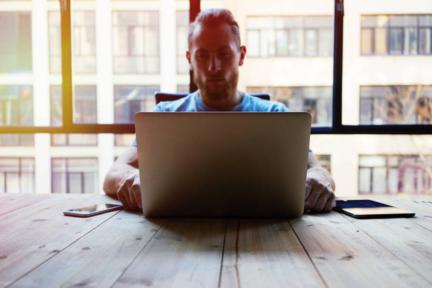 Young man using laptrop in modern office space - Φωτογραφία, εικόνα