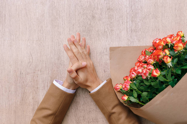 Přesné muž rukou s dlaní z dlaní a Kytice růží - Fotografie, Obrázek