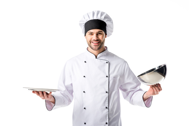 mosolygó szakács, üres kiszolgáló tálcát elszigetelt fehér portréja - Fotó, kép