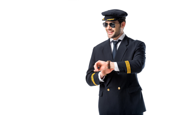 portret uśmiechający się młody pilot w sprawdzanie czasu na białym tle okulary przeciwsłoneczne - Zdjęcie, obraz