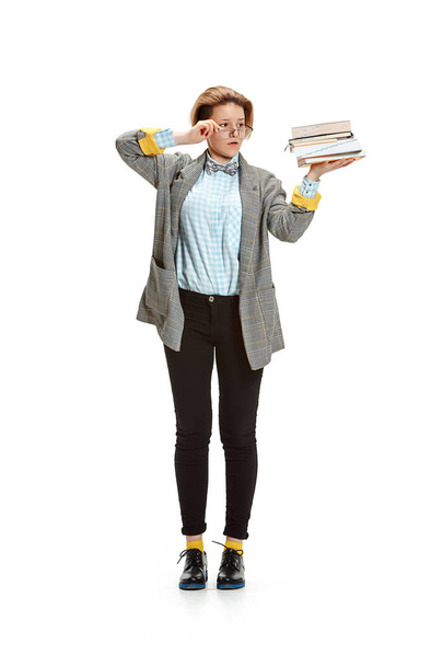 Portrait complet d'une étudiante triste tenant des livres isolés sur fond blanc
 - Photo, image