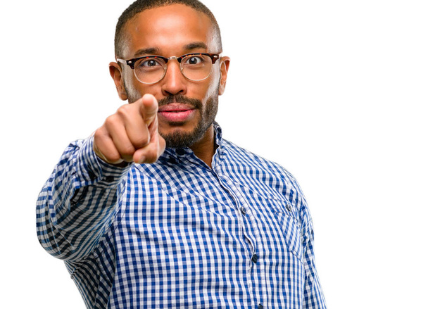 Hombre afroamericano con barba apuntando al frente con el dedo aislado sobre fondo blanco
 - Foto, Imagen
