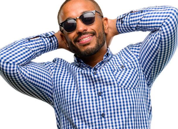 Američan Afričana muž s plnovousem a spokojené s velký přirozený úsměv, smích izolované na bílém pozadí - Fotografie, Obrázek