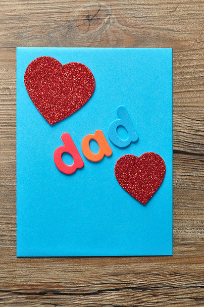 A palavra pai em uma nota azul com dois corações vermelhos
 - Foto, Imagem