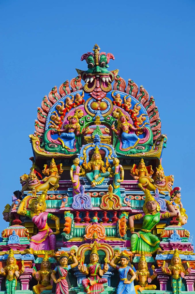 Façade sculptée du temple Kapaleeshwarar, Mylapore, Chennai, Tamil Nadu, Inde
 - Photo, image