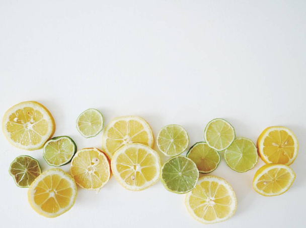 foto de cerca de limones en rodajas sobre fondo de mesa blanco
 - Foto, Imagen