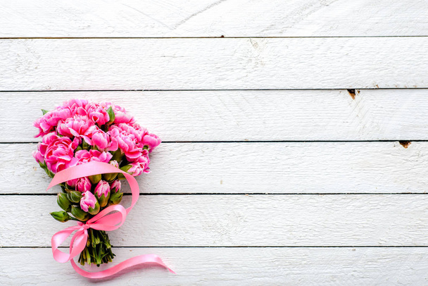 Rózsaszín csokor az asztalon, tavaszi virágok, fehér háttér, ajándék az anyák napja, vagy esküvői meghívó, makett - Fotó, kép