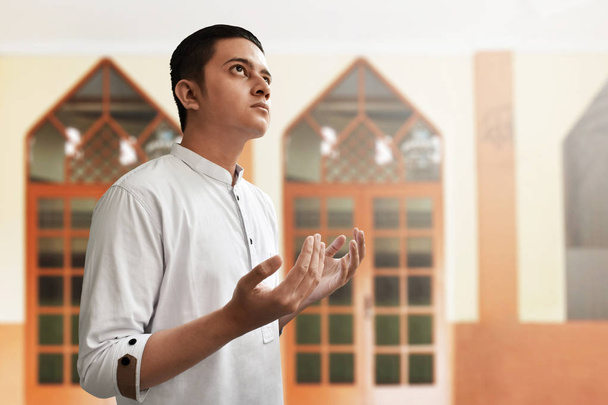 Religious muslim man praying - Foto, imagen
