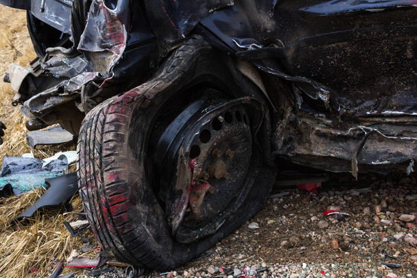 Wypadek samochodowy na drodze w kwietniu, auta po kolizji z he - Zdjęcie, obraz