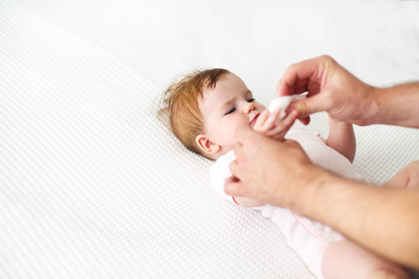 Hat hónapos baba ágyon játszó Atya - Fotó, kép