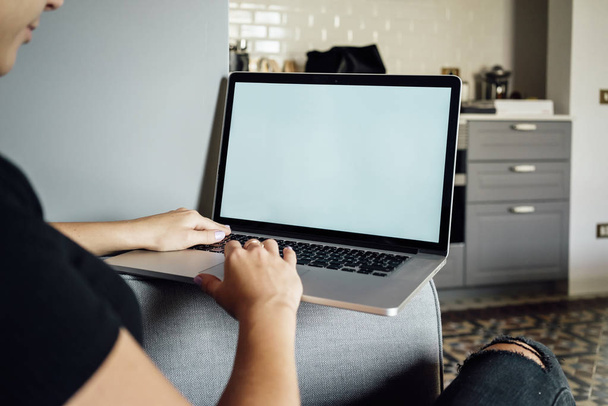 Kobieta, pracująca z laptopa w domu. Notebook z ekranem miejsca pustą kopię informacji - Zdjęcie, obraz