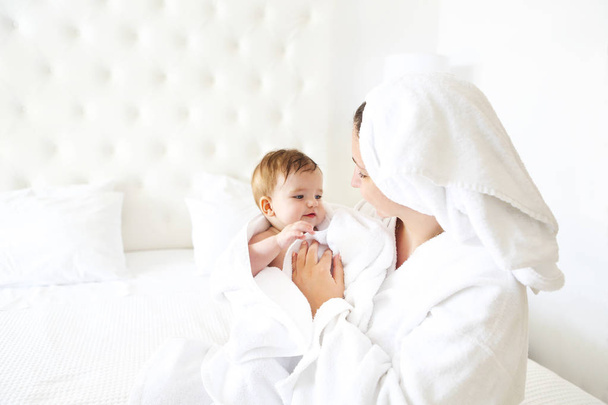 junge Frau im Zimmer mit Baby nach dem Bad - Foto, Bild