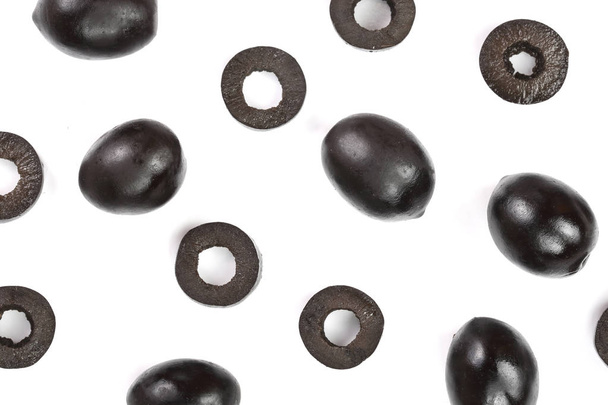 whole and sliced black olives isolated on white background. Top view. Flat lay pattern - Foto, afbeelding