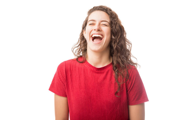 schöne junge Frau lacht isoliert auf weißem Hintergrund - Foto, Bild