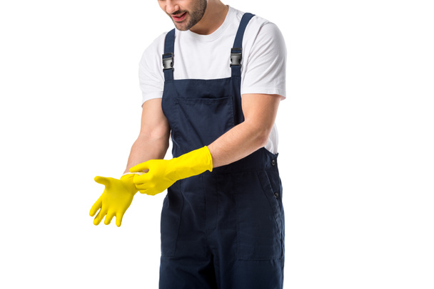 oříznuté záběr čistič na sobě gumové rukavice izolované na bílém - Fotografie, Obrázek