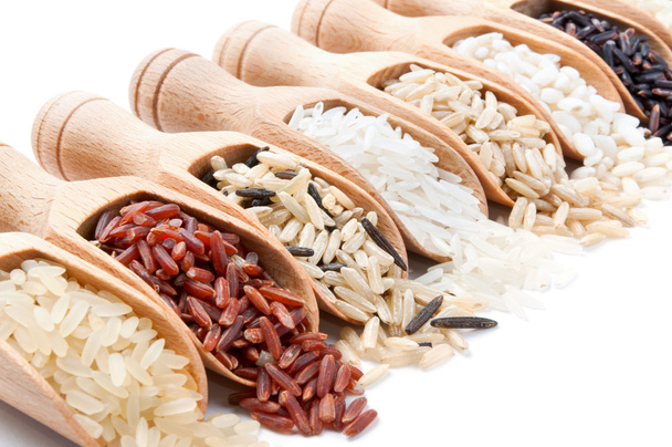 cuillères en bois avec les types de riz différents dispersés d'eux - Photo, image