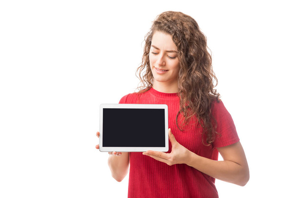 hübsche Frau zeigt einen Tablet-Computer-Bildschirm auf weißem Hintergrund - Foto, Bild
