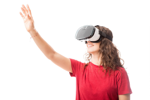 junge Frau mit Virtual-Reality-Brille zum ersten Mal isoliert auf weißem Hintergrund - Foto, Bild