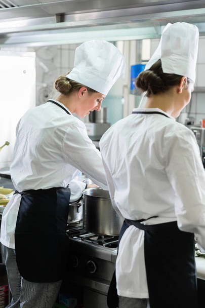 Chefs femeninos trabajando en cocina industrial
 - Foto, imagen