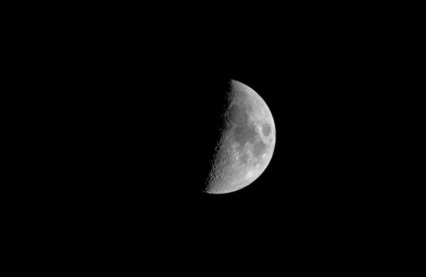 meia lua em um céu escuro noite negra
 - Foto, Imagem