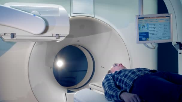 Een man in een tomografische scanner, close-up. - Video