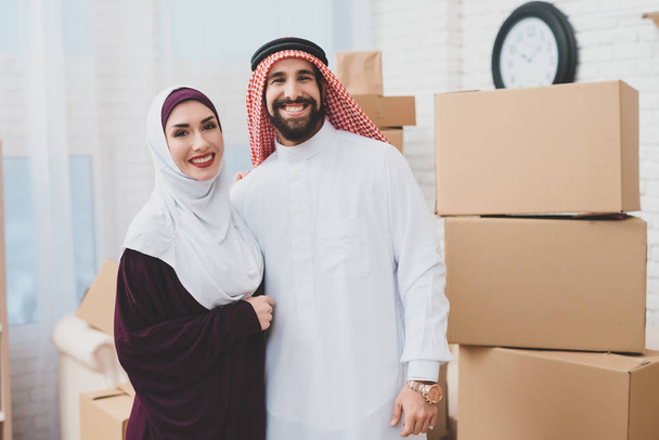 Happy Arab couple standing in new apartment - Foto, immagini