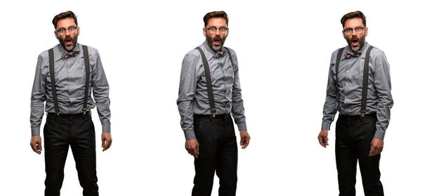 Чоловік середнього віку з бородою і краваткою наляканий і здивований веселим виразом вау жесту. Невіруючий
 - Фото, зображення
