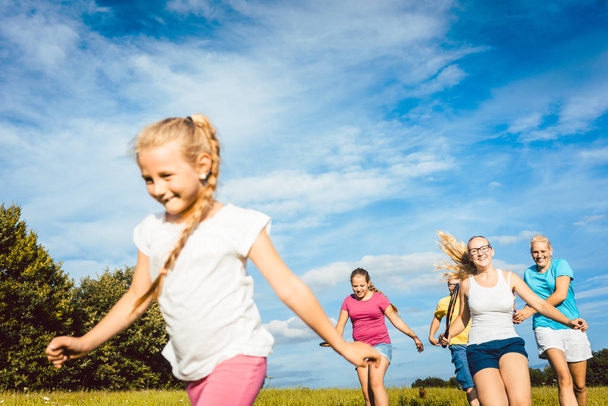 Jugar en familia, correr y hacer deporte en verano
 - Foto, Imagen