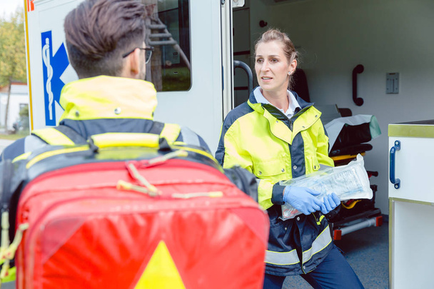 Sağlık görevlileri ambulans dağıtım tartışırken önünde  - Fotoğraf, Görsel