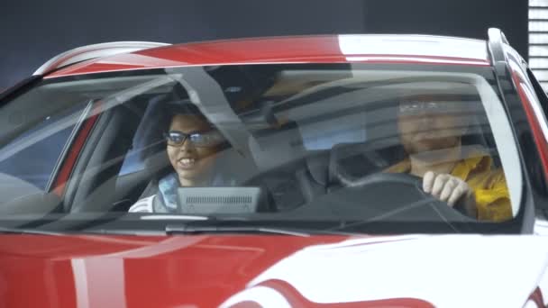 Багаторасова пара досліджує автомобіль в магазині
 - Кадри, відео