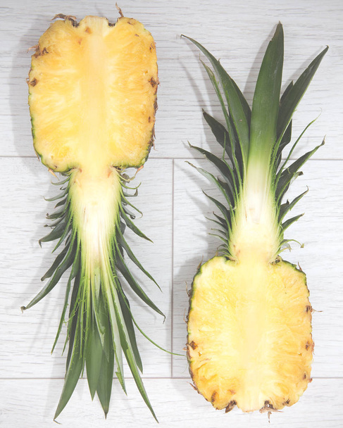 Ananasový řez ve dvou polovin - Fotografie, Obrázek