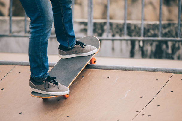 Skateboarder sakteboarding on skatepark ramp - Фото, зображення