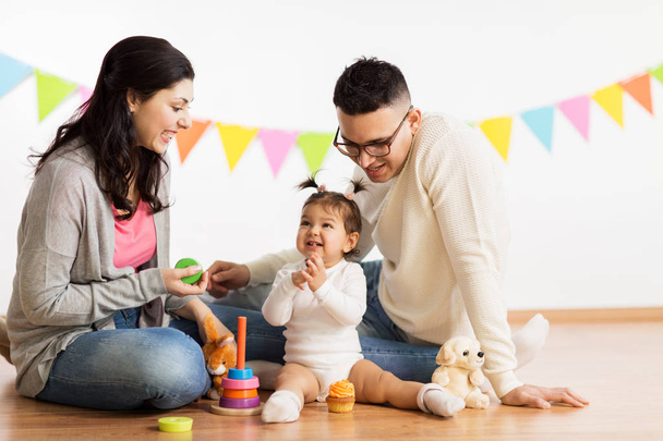 baby girl with parents playing with toys - Foto, Imagem
