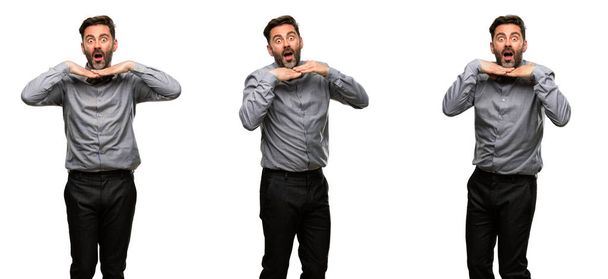 Чоловік середнього віку, з бородою і краваткою з бантом щасливий і здивований веселий висловлюючи вау жест
 - Фото, зображення